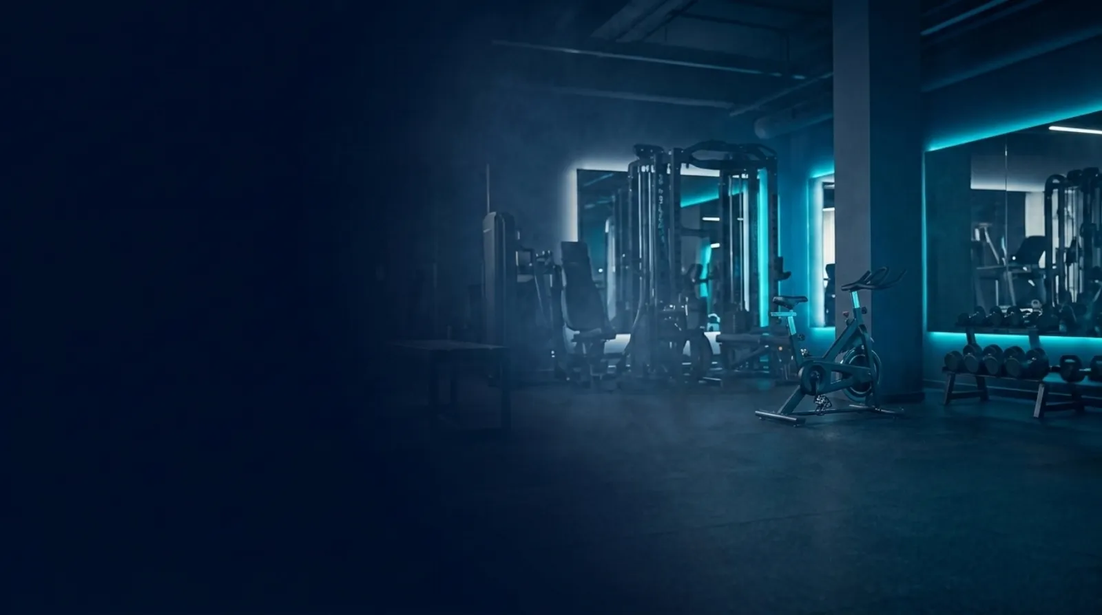 Interior de un gimnasio moderno en Fuenlabrada con m&aacute;quinas y zona de entrenamiento funcional